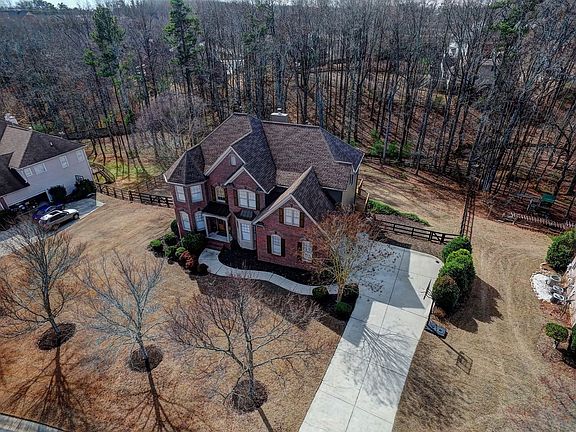 2nd image of 930 Ambleside Dr