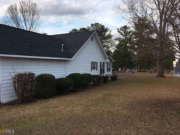 2nd image of 901 Clairmont Pl