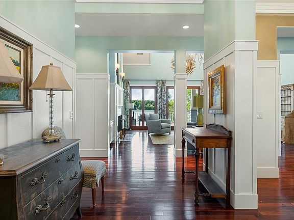 5th image of 302 Bay Hill Dr
