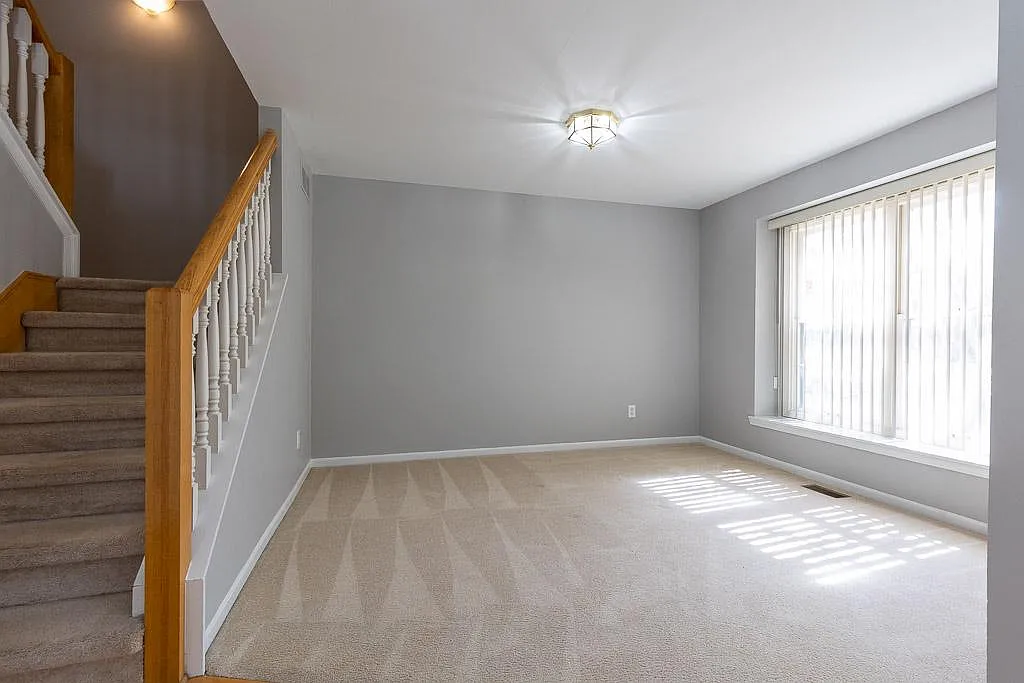 4 bed, 2.5 bath, 2700 sqft, $3,000 — Photo 2
