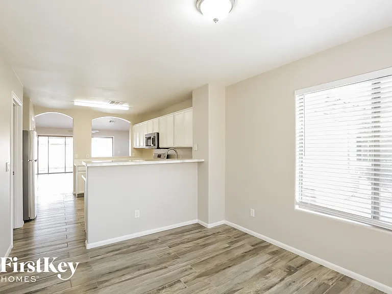 7017 N 77th Dr — Photo 6