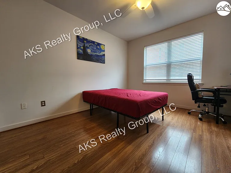 401 20th St #209 — Photo 6
