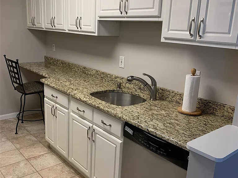10 Oxford Dr #10 — Photo 2