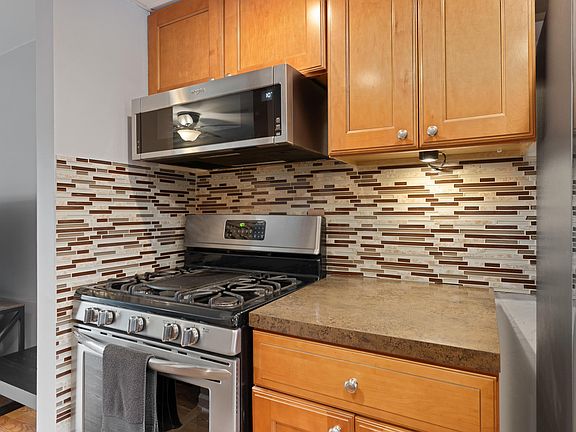 4th image of 73 Tarryton Ct W