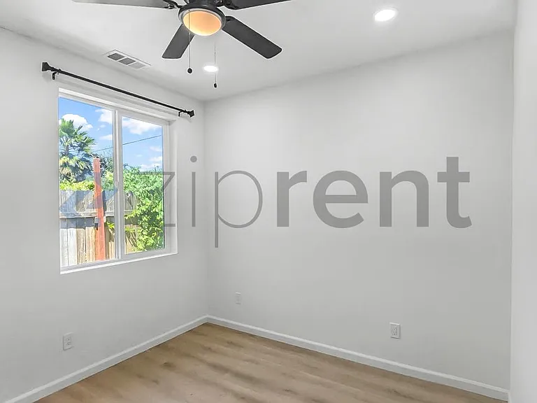 640 Plomosa Ct #B — Photo 21