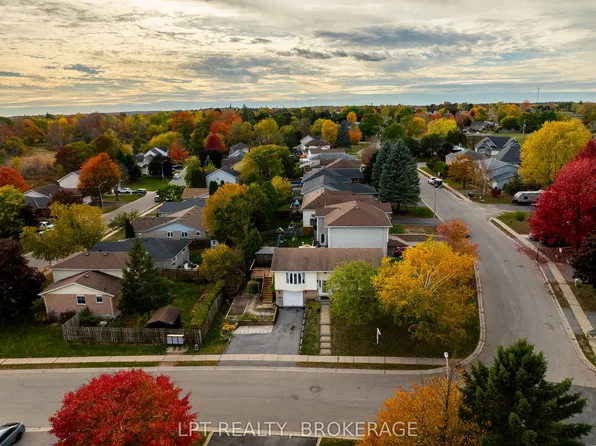 697 Macdonald Dr, Gananoque, ON K7G 3C4