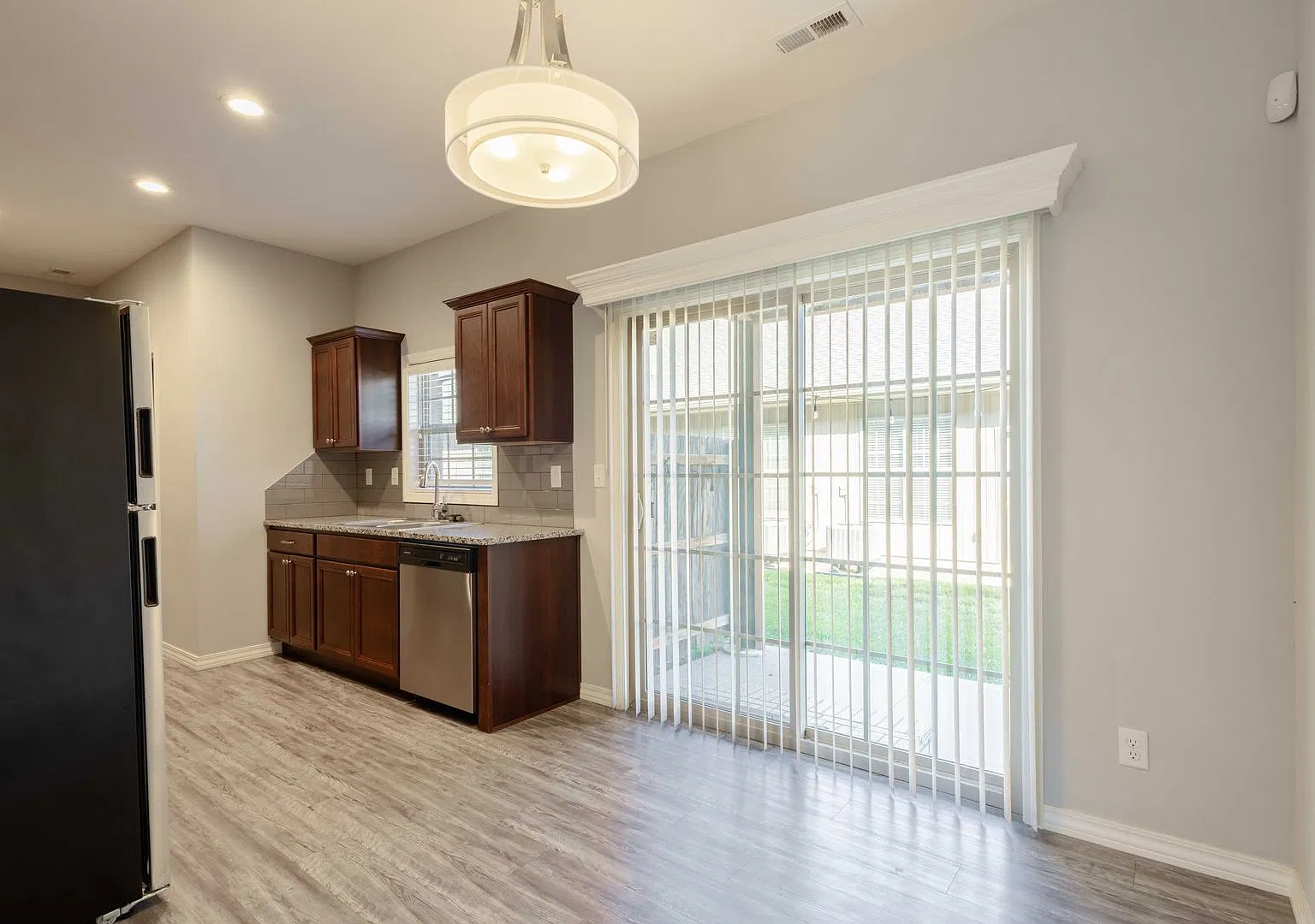 New Luxury 3 Bed 2.5 Bath Townhouse — Photo 4