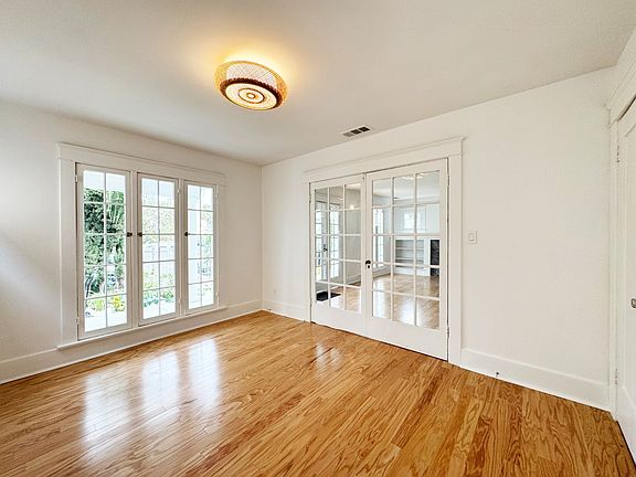 4th image of 4450 Rosewood Ave