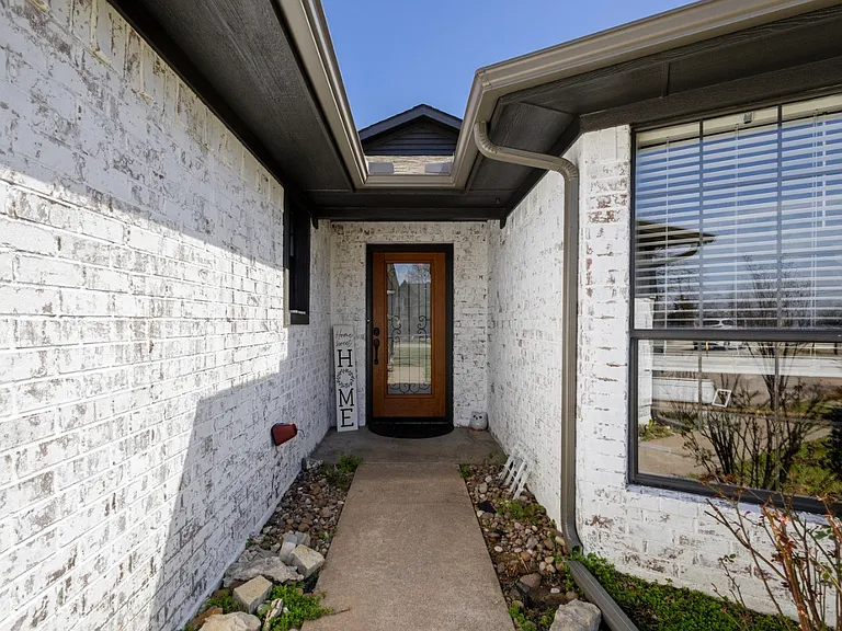 411 N Arizona Dr — Photo 2