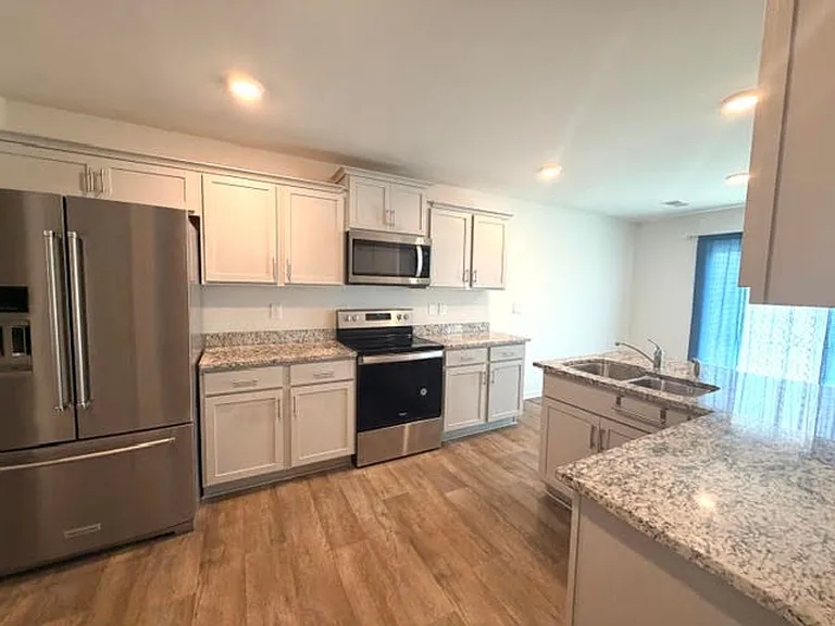 526 Leven Dr — Photo 3