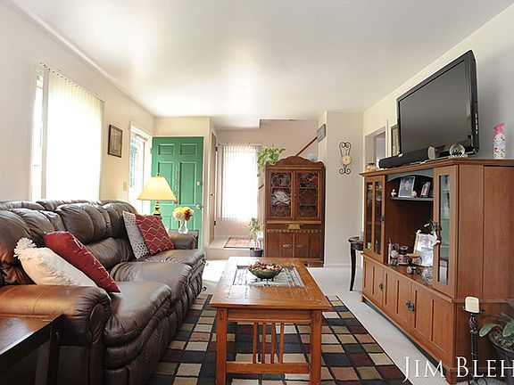 3rd image of 1361 Carlton Ave NE