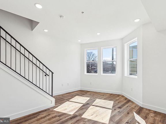 3rd image of 415 W York St #2