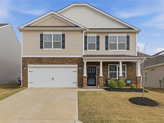 3rd image of 47 Oak Edge Ln