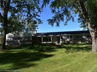 2073 E Buno Rd, Milford, MI 48381