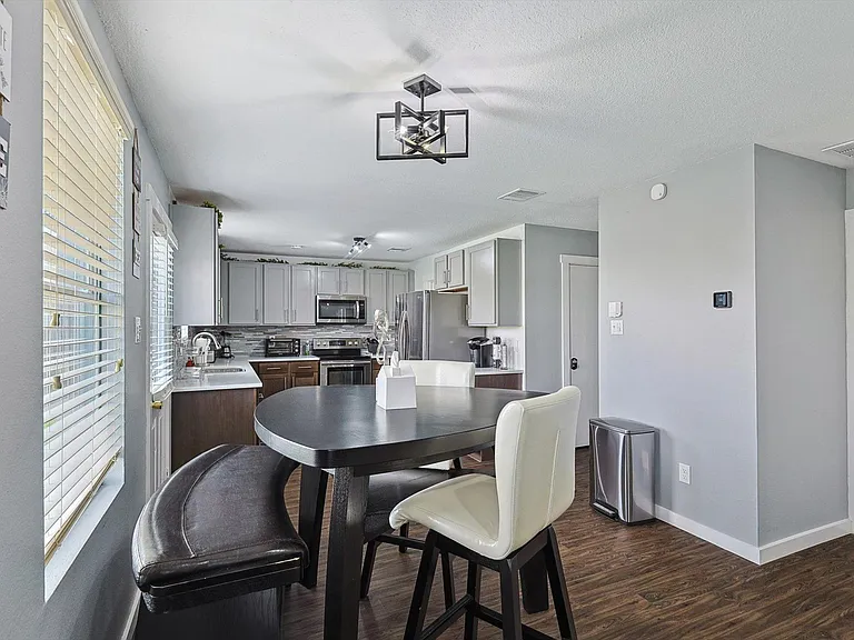 2136 Dayton Ln — Photo 15