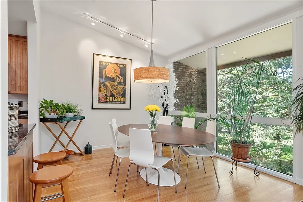 2 bed, 2.0 bath, 1495 sqft, $5,500 — Photo 4