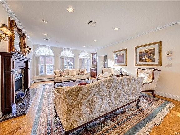 Living Room w Fireplace
