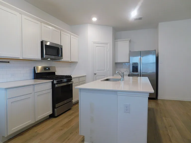 3500 Kingsview Dr — Photo 9