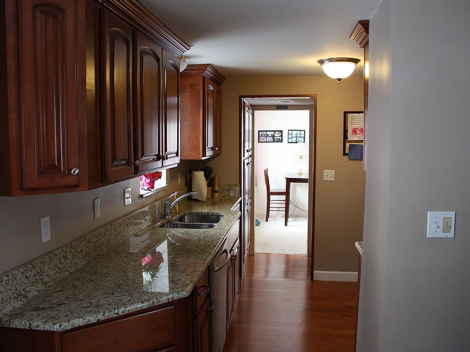 Renovated Kitchen w/Granite countertops