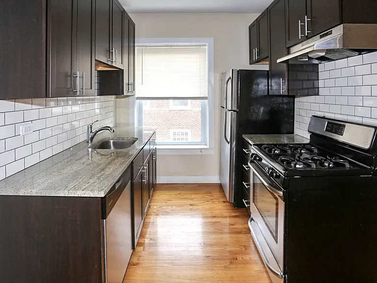5208-14 N. Damen / 2000-10 W. Foster — Photo 3