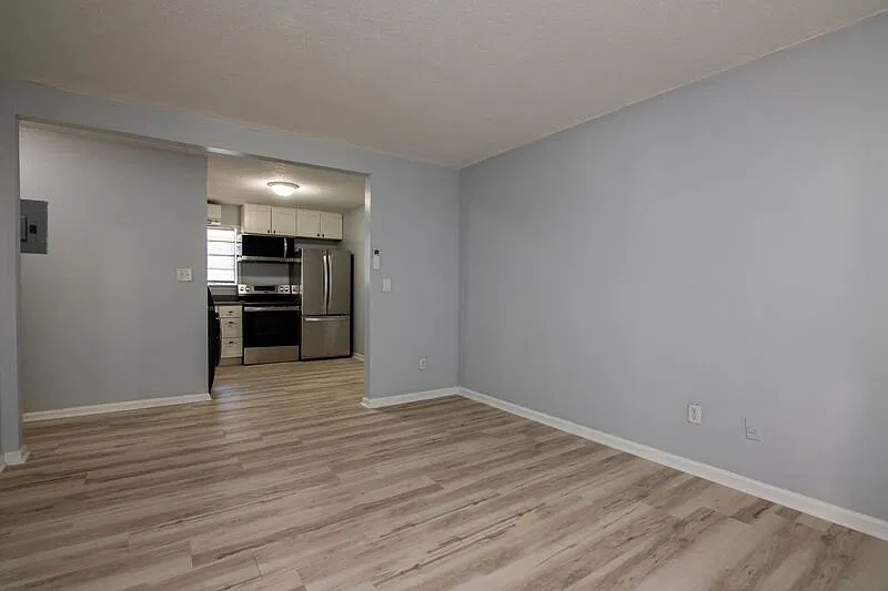 2 bed, 1.0 bath, 729 sqft, $875 — Photo 2