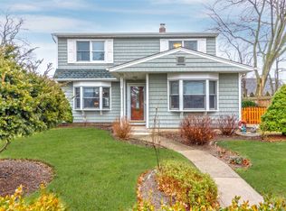 527 Gardiners Ave, Levittown, NY 11756
