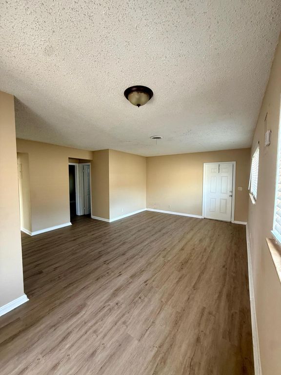 2920 NE 7th Ave APT B, photo 2