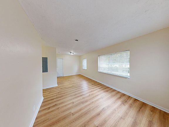 4th image of 5511 Pinewood Ave