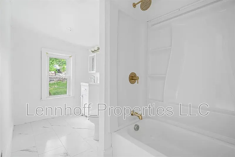 3 bed, 1.0 bath, 993 sqft, $2,150 — Photo 4