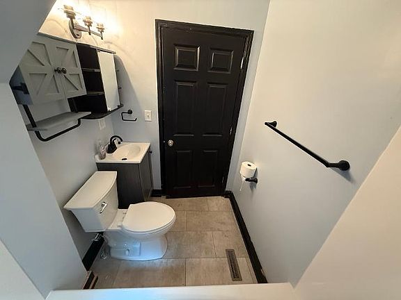 5th image of 923 Sherburne Ave APT 1