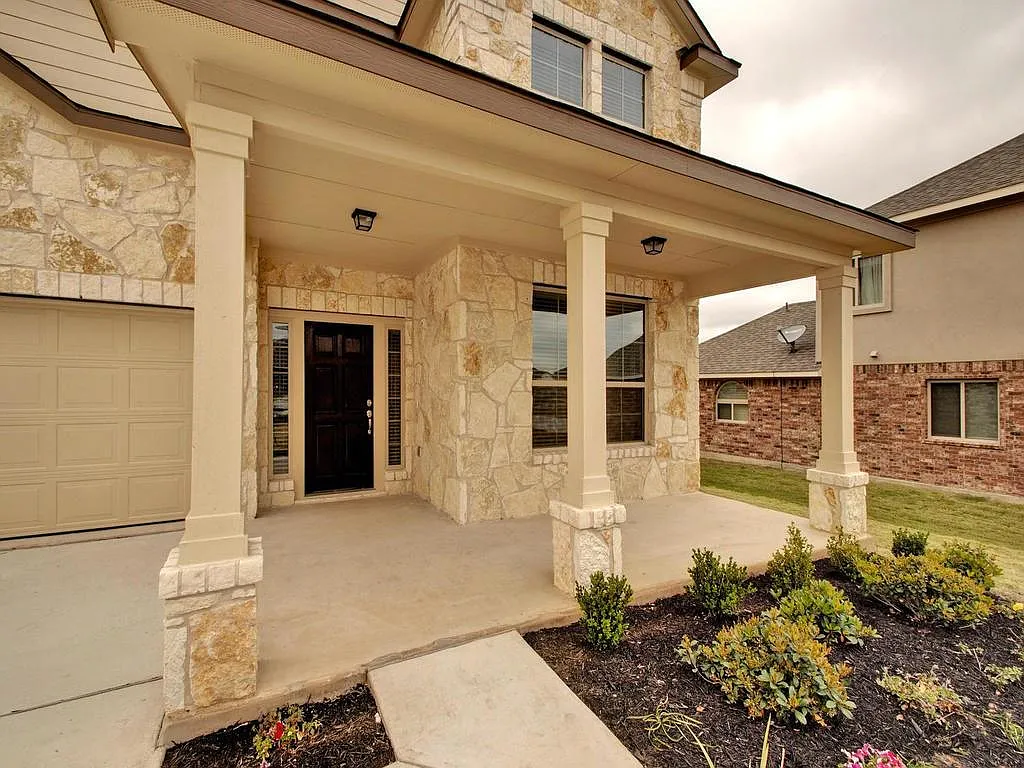 4 bed, 2.5 bath, 2606 sqft, $2,650 — Photo 3