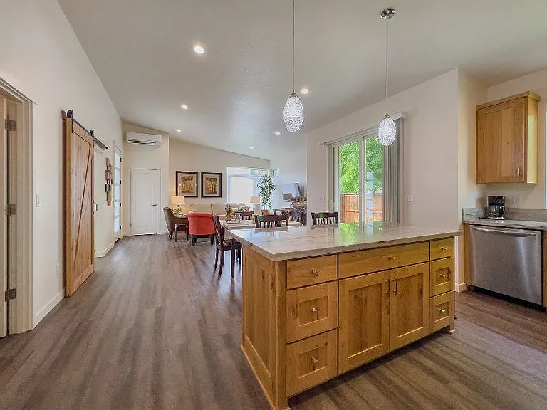 595 Silver Ln — Photo 12