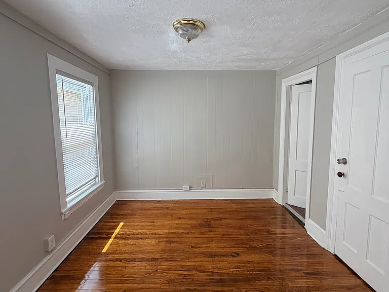 202 Hallock Ave — Photo 11