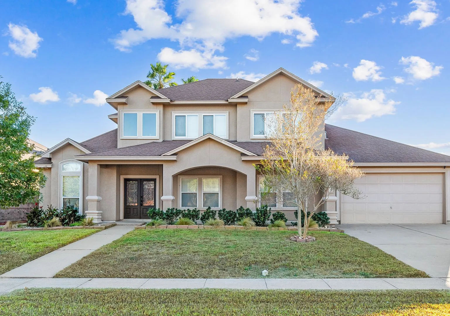 Welcome to your new home on Corpus Christi's desirable South Side! — Photo 1