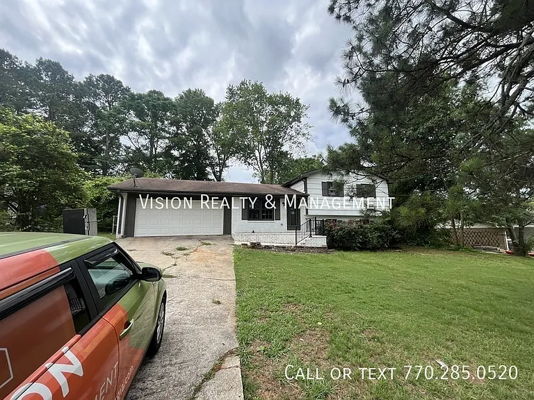 153 Carroll Cir — Photo 2