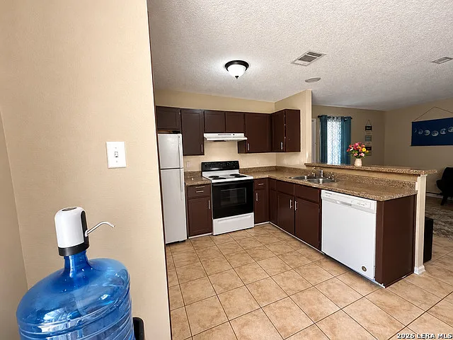 2 bed, 1.0 bath, 890 sqft, $975 — Photo 3
