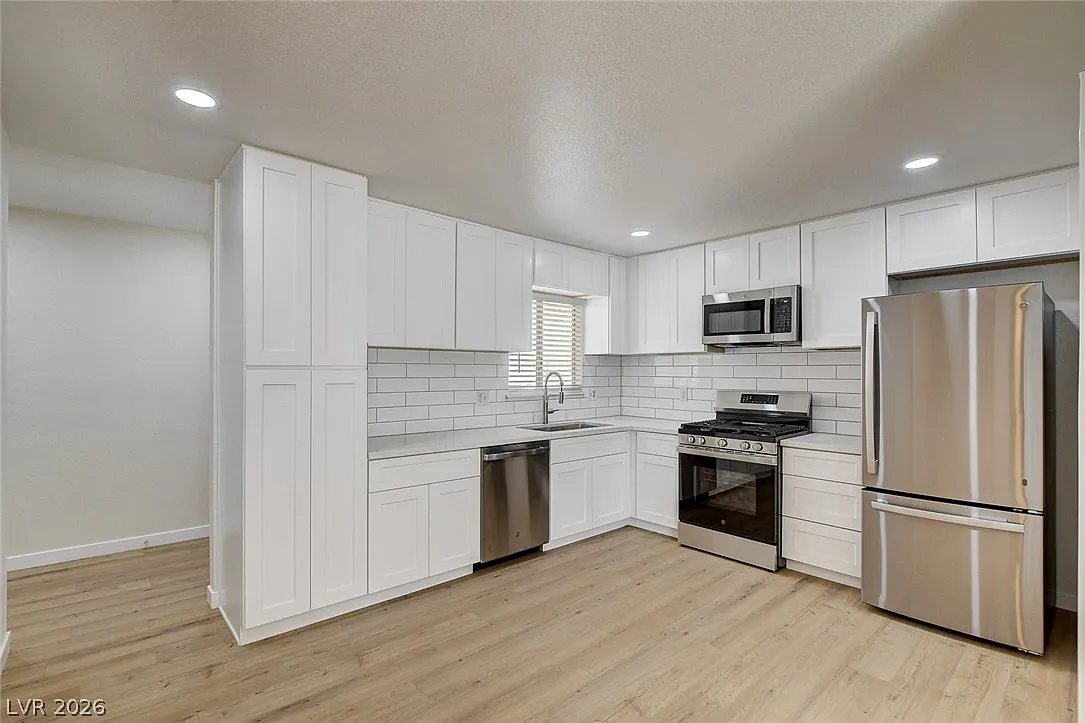 3 bed, 2.0 bath, 1358 sqft, $2,400 — Photo 4