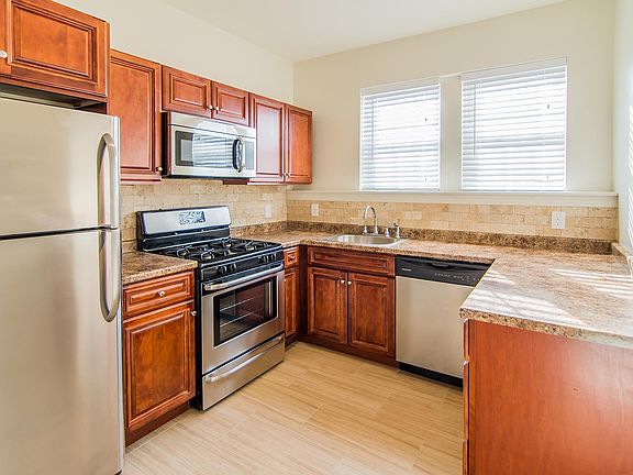 3rd image of 14 Evelyn Pl APT 1