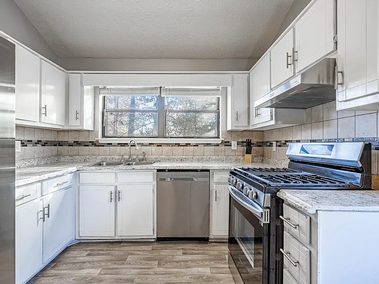 Tarragon Dr — Photo 4