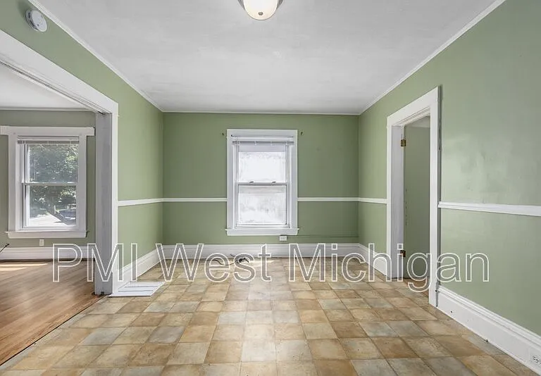 1051 Pine Ave NW — Photo 11