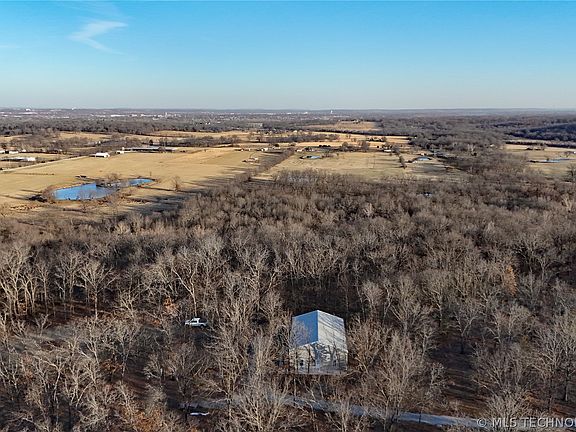 4th image of 13785 E 520th Rd