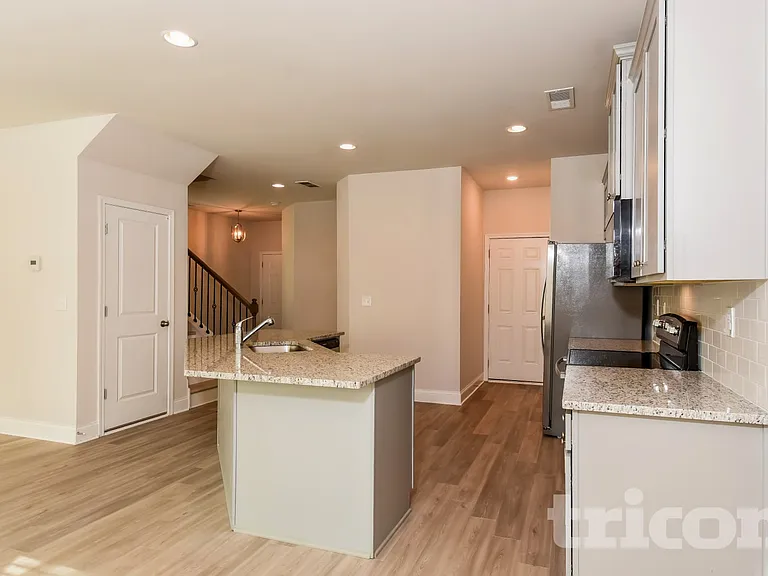 221 Ireland Ln — Photo 5