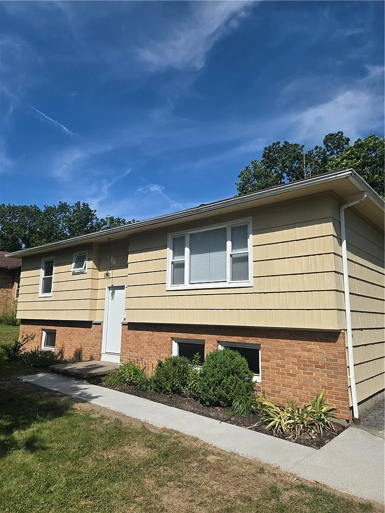 3 bed, 1.0 bath, 1871 sqft, $2,175 — Photo 1
