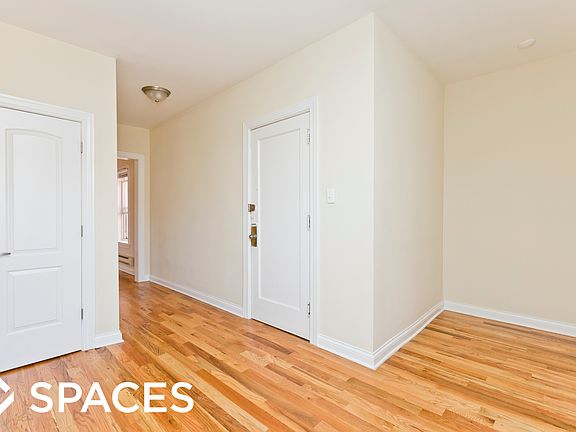 4th image of 4425 N Wolcott Ave APT 3B