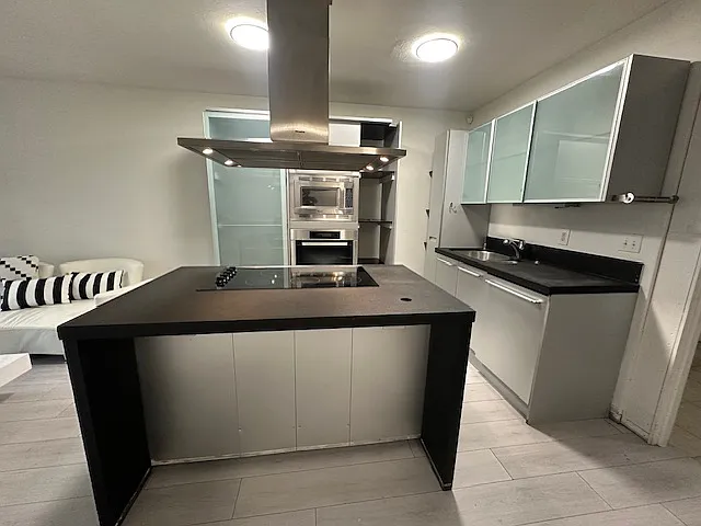 3 bed, 1050 sqft, $2,200 — Photo 3