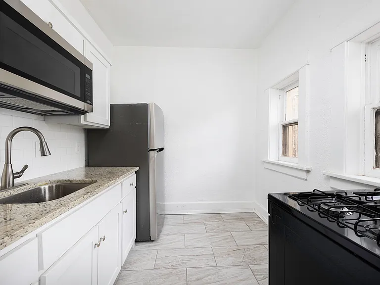 Sunset Heights - 610 Prospect Street — Photo 8