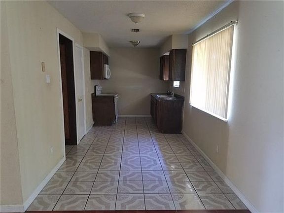 4th image of 2637 Arlington Ln