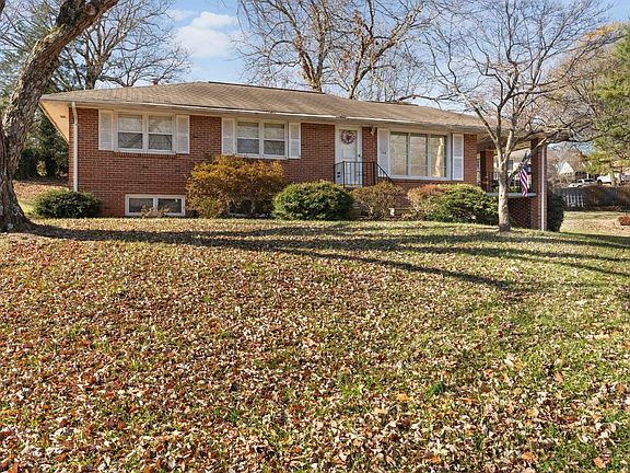 3rd image of 139 Oakwood Cir