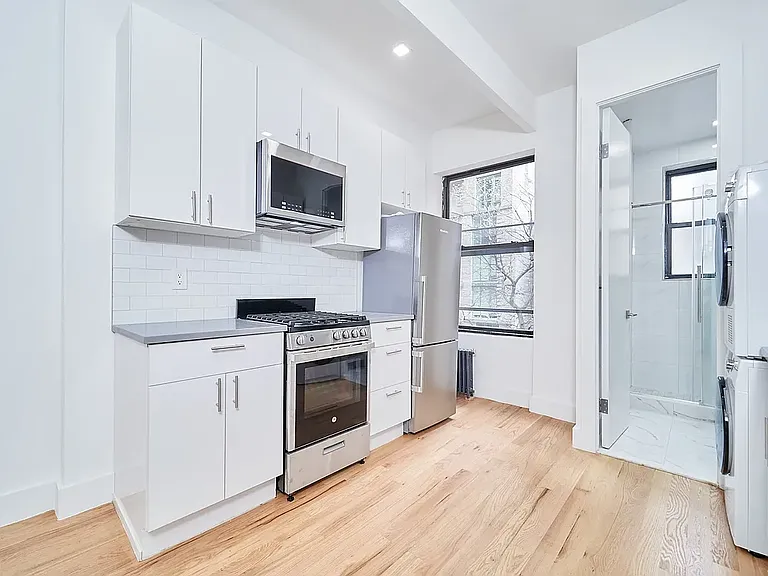 501 1/2 W 43rd St #3W — Photo 2