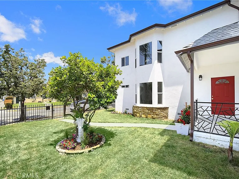 1372 Carmona Ave — Photo 4